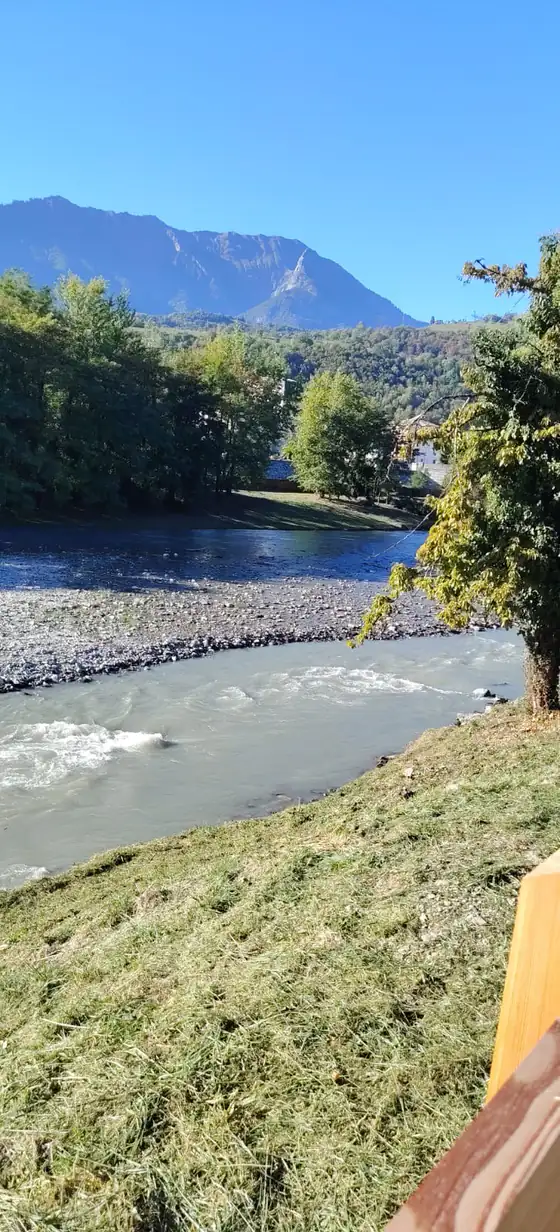 Berge fauchée au bord d'une rivière, montagnes en arrière-plan